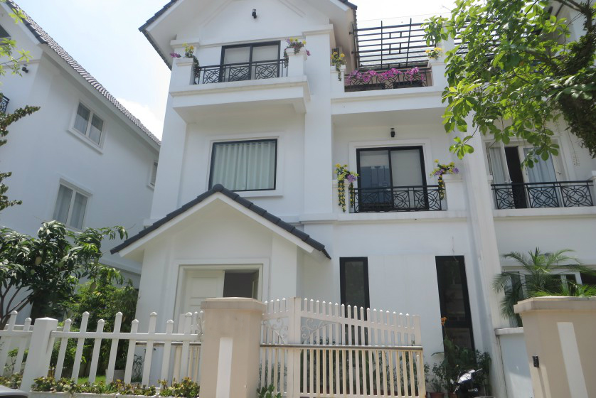 02 bedrooms semi-detached villa in Vinhomes Riverside Hanoi rent