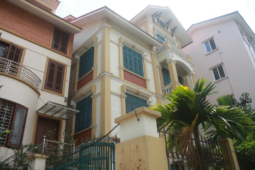 Large unfurnished house for lease in Lac Long Quan str near Ciputra