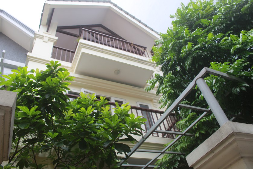 Quiet furnished 3 bedroom house in Nghi Tam village Tay Ho to let