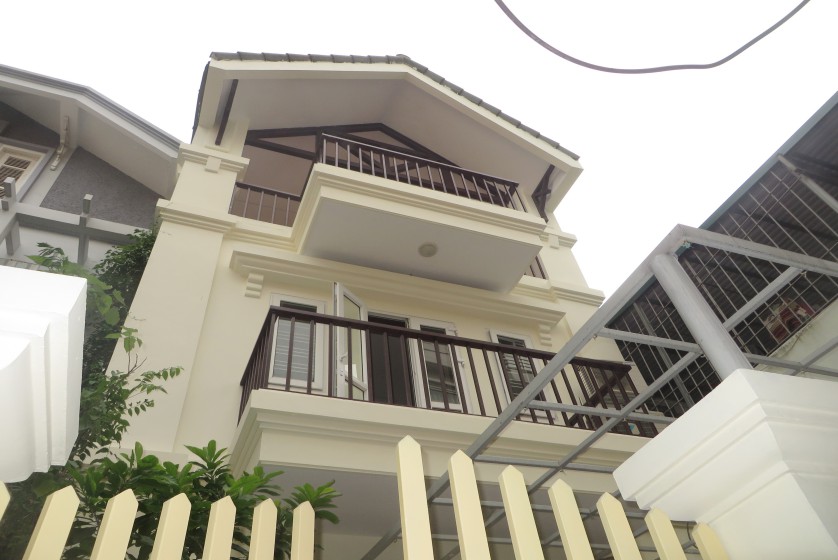 Unfurnished house in Nghi Tam village Tay Ho for rent