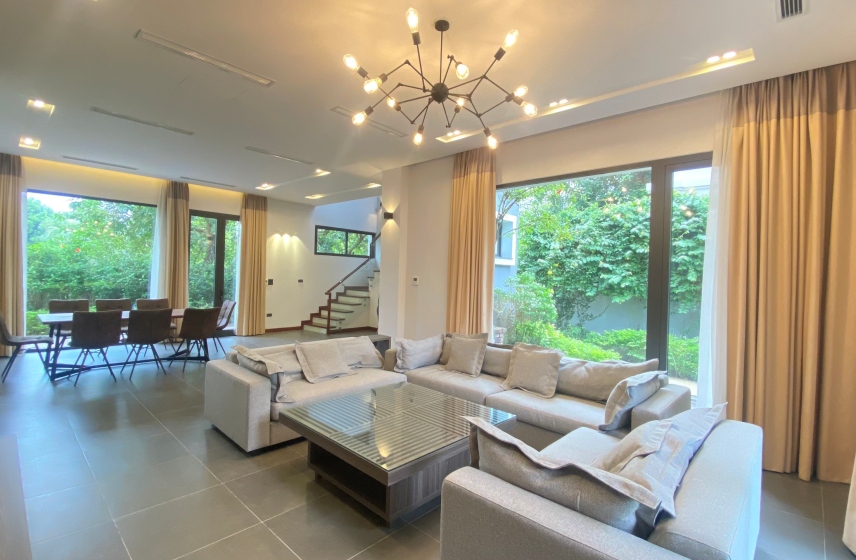 Detached villa for rent in Vinhomes Riverside with 3 bedrooms