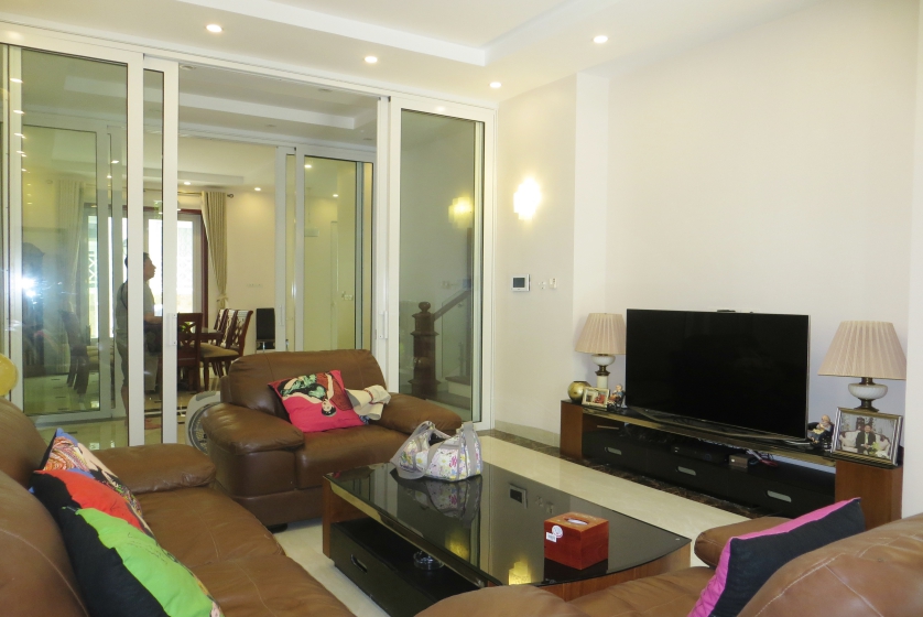 Fully furnished villa for rent in Vinhomes Riverside 4 bedrooms