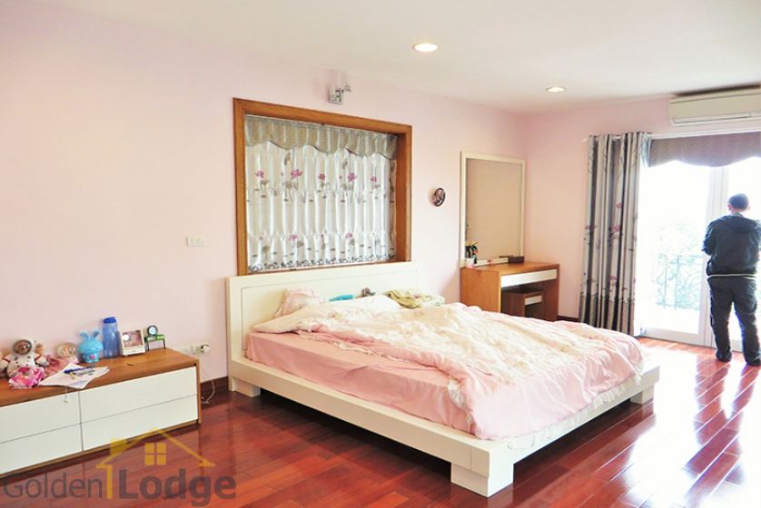 Furnished 03 bedroom Vinhomes Riverside villa, close to Jura park 11