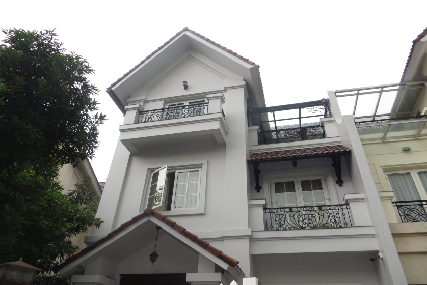 Furnished 3 bedrooms in Vinhomes Riverside villa rental in Long Bien