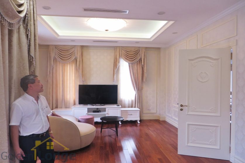 Furnished 3 bedrooms in Vinhomes Riverside villa rental in Long Bien 15