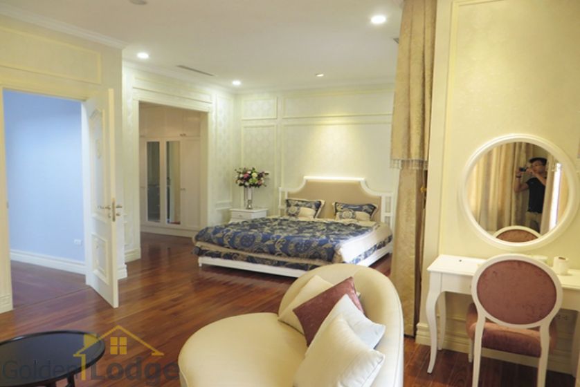 Furnished 3 bedrooms in Vinhomes Riverside villa rental in Long Bien 16