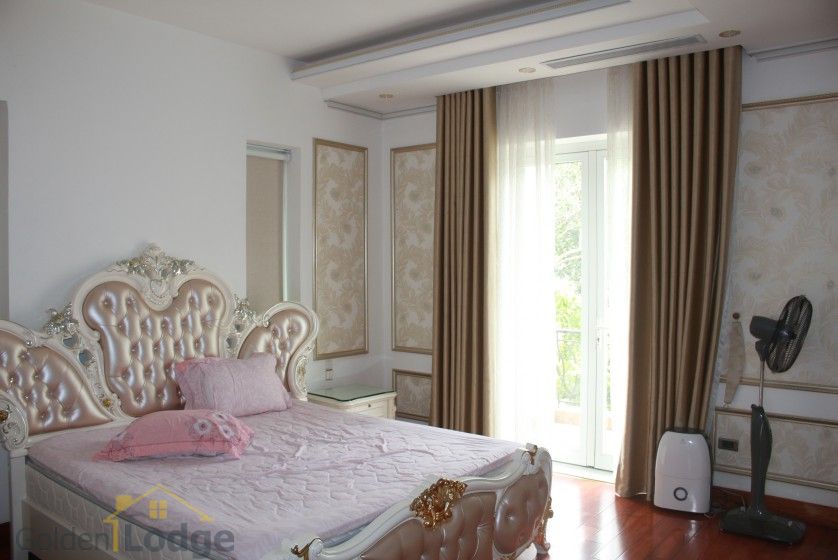 Furnished 4 bedroom Vinhomes Riverside villa rent next to BIS 14