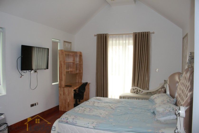 Furnished 4 bedroom Vinhomes Riverside villa rent next to BIS 18