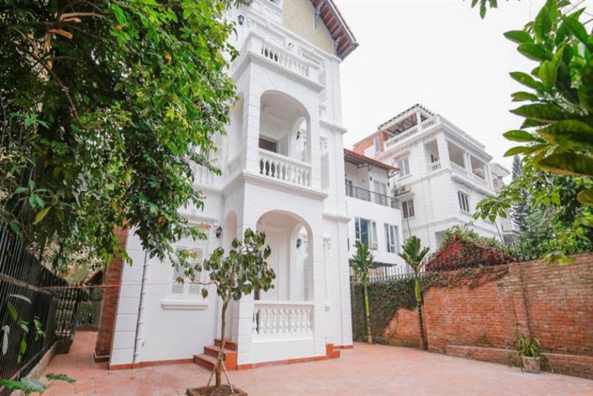 Garden villa to lease in Tay Ho on To Ngoc Van street
