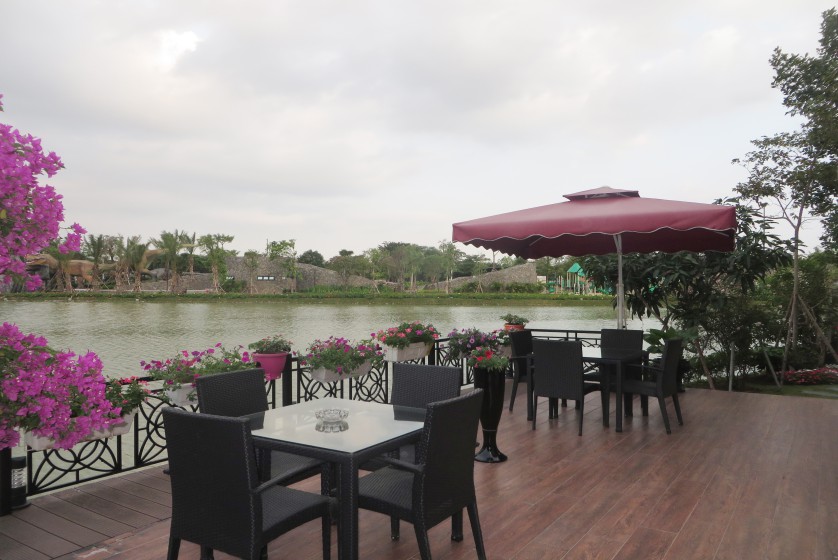 Luxury villa in Vinhomes Riverside Hanoi for rent huge garden