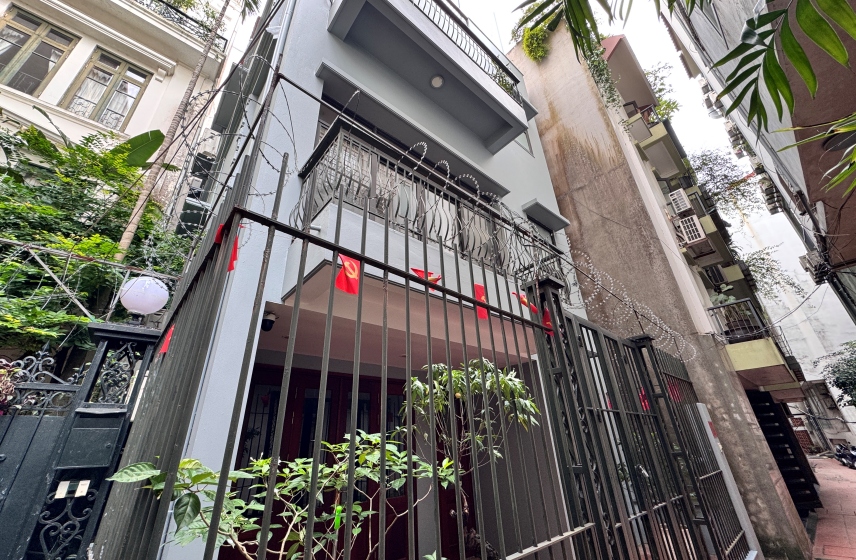 Spacious house for in Tay Ho on Quang Khanh street 4bed