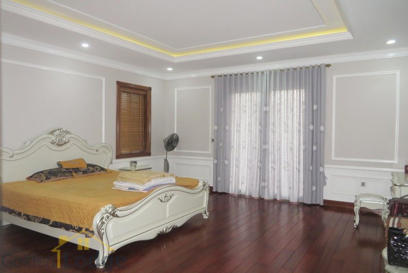 Luxury villa in Vinhomes Riverside Hanoi for rent huge garden 16