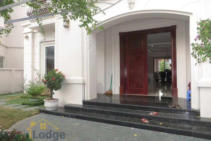 Luxury villa in Vinhomes Riverside Hanoi for rent huge garden 2