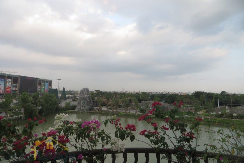 Luxury villa in Vinhomes Riverside Hanoi for rent huge garden 23