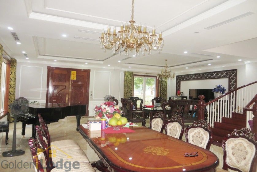 Luxury villa in Vinhomes Riverside Hanoi for rent huge garden 5