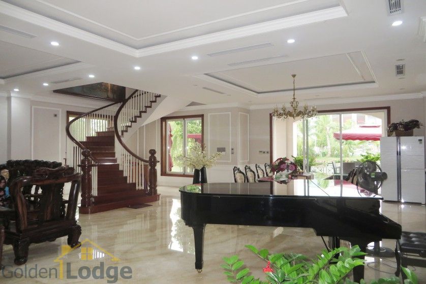 Luxury villa in Vinhomes Riverside Hanoi for rent huge garden 6