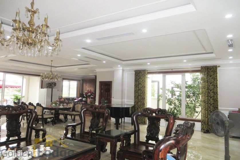 Luxury villa in Vinhomes Riverside Hanoi for rent huge garden 7