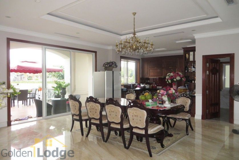 Luxury villa in Vinhomes Riverside Hanoi for rent huge garden 8