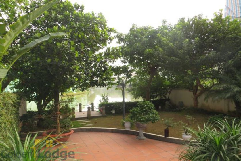 Warmly villa in Vinhomes Riverside to rent garden 5 bedrooms 7
