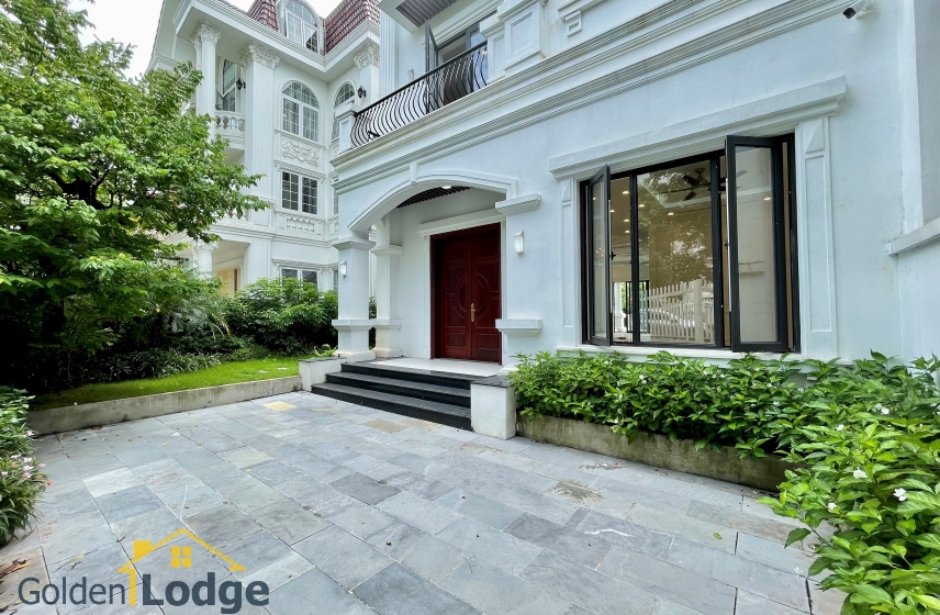Villa in Vinhomes Riverside for rent, elevator nearby BIS Hanoi