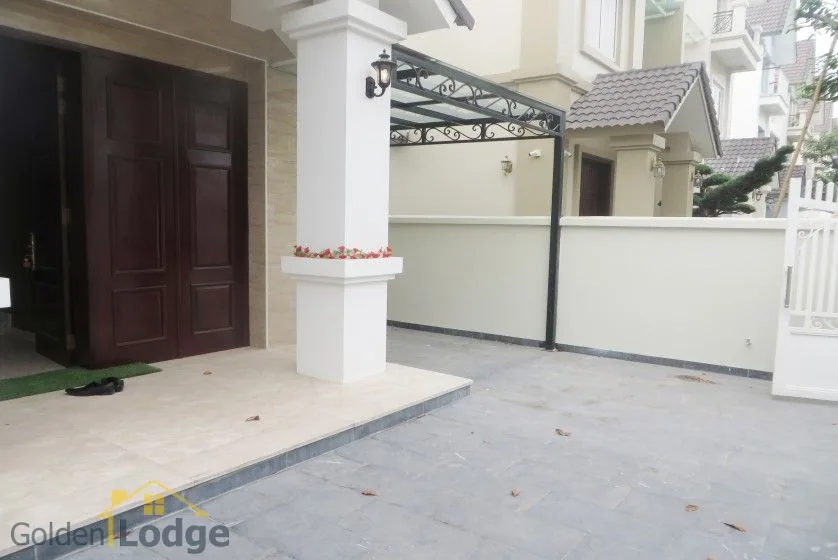 3 bedroom garden villa for rent in Vinhomes Riverside furnished 1