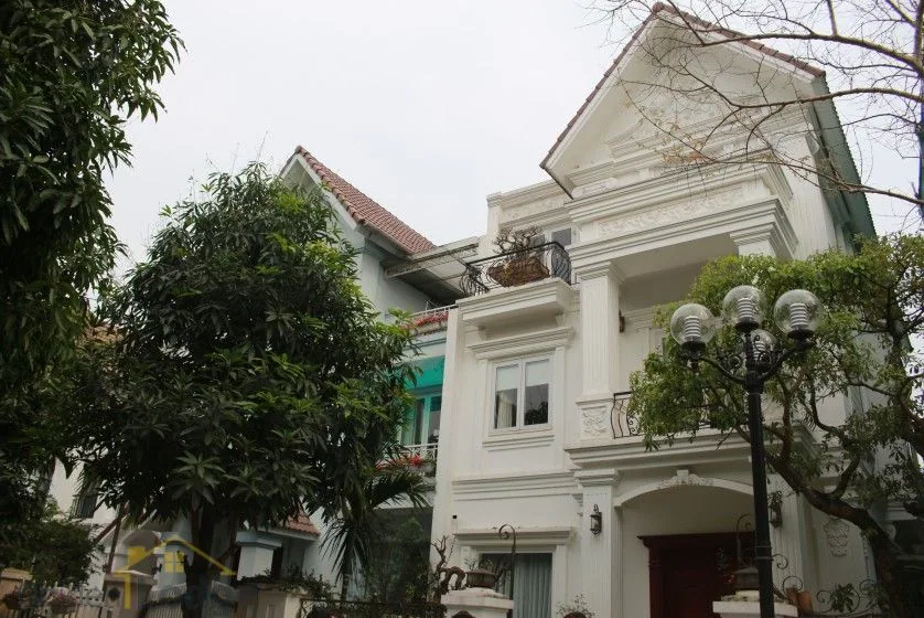 Furnished 4 bedroom Vinhomes Riverside villa rent next to BIS 1