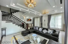 Furnished villa in Vinhomes Riverside for rent with 4 bedrooms 2