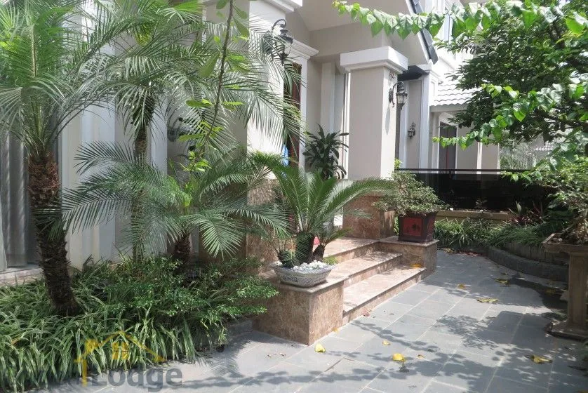 Furnished villa in Vinhomes Riverside rent, 4 bedrooms, 1500USD 1