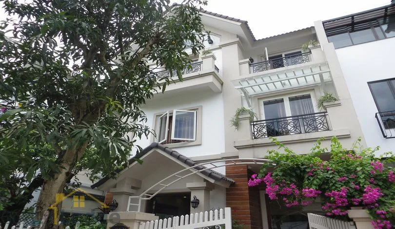 Completely furnished villa with swimming pool for rent in Vinhomes Riverside 1