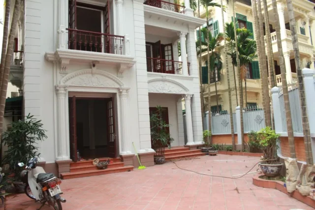 Large yard house to rent in Tay Ho Westlake 4 bedrooms