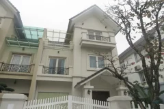 Like new 3 bedroom villa in Vinhomes Riverside to rent