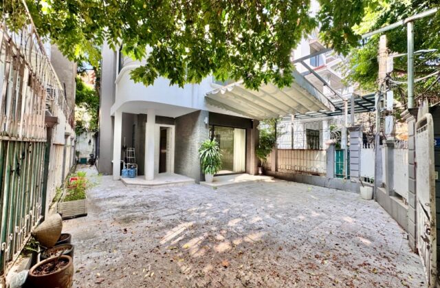 Massive yard house in Tay Ho for rent on To Ngoc Van street 3beds