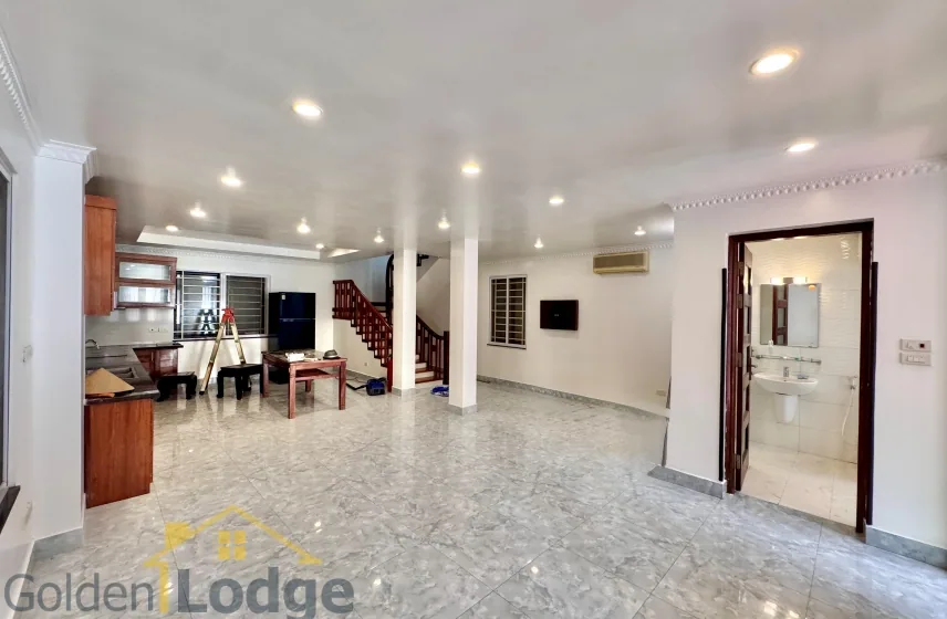 Spacious house for in Tay Ho on Quang Khanh street 4bed 1
