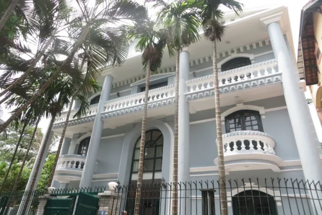 Unfurnished 4 bedroom house on To Ngoc Van Tay Ho for rent