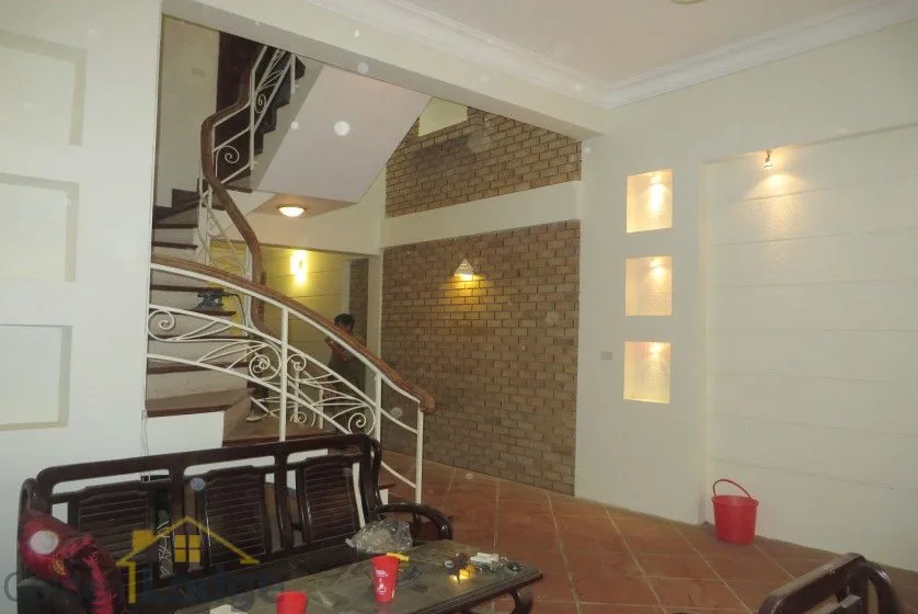 Unfurnished house in Nghi Tam village Tay Ho for rent 1