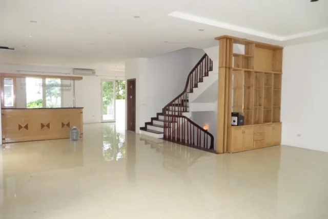 Nhà không đồ tại Vinhomes Riverside cho thuê gần công viên