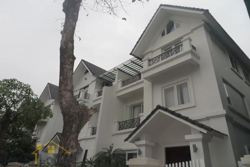 Unfurnished villa in Vinhomes Riverside, Viet Hung for rent 1