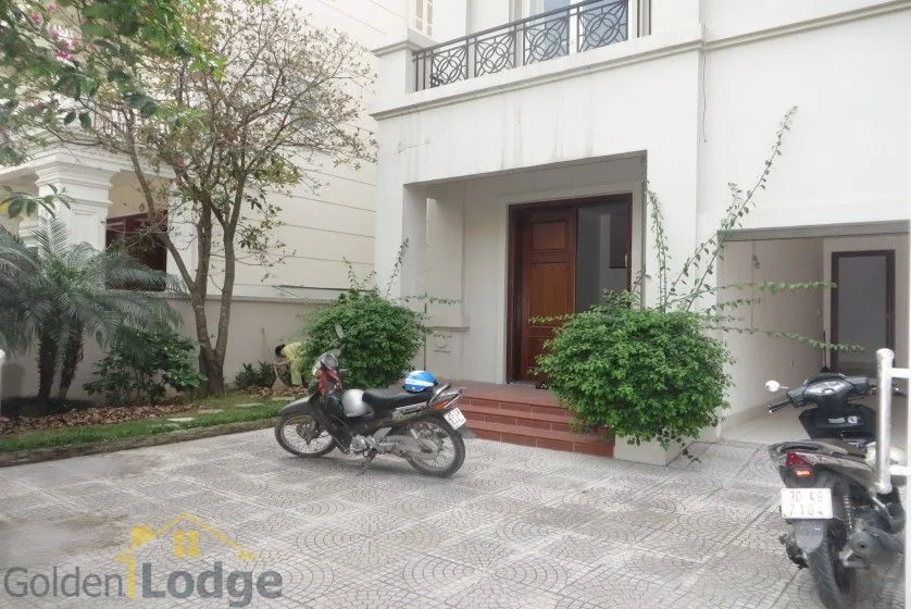 Villa for rent near BIS School, Golf court in Vinhomes Riverside 1