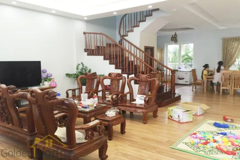 Villa in Vinhomes Riverside for rent in Viet Hung, furnished 1