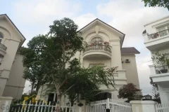 Luxury villa in Vinhomes Riverside Hanoi for rent huge garden 1