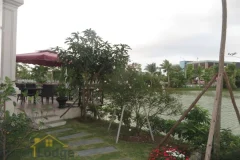 Luxury villa in Vinhomes Riverside Hanoi for rent huge garden 4