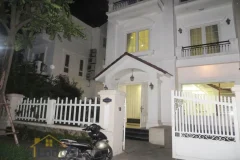 Villa in Vinhomes Riverside to rent with 4 bedrooms, near Almaz 1