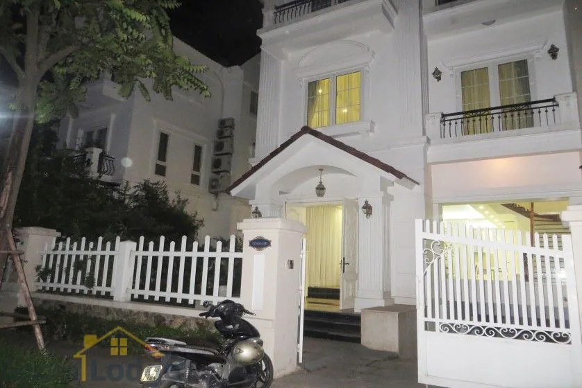 Villa in Vinhomes Riverside to rent with 4 bedrooms, near Almaz 1