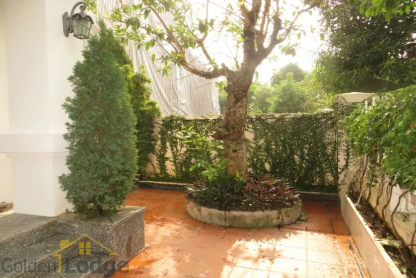 Warmly villa in Vinhomes Riverside to rent garden 5 bedrooms 1