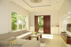 Warmly villa in Vinhomes Riverside to rent garden 5 bedrooms 3