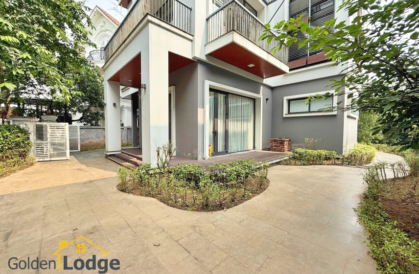Modern detached villa in Vinhomes Riverside for rent 3 bedrooms